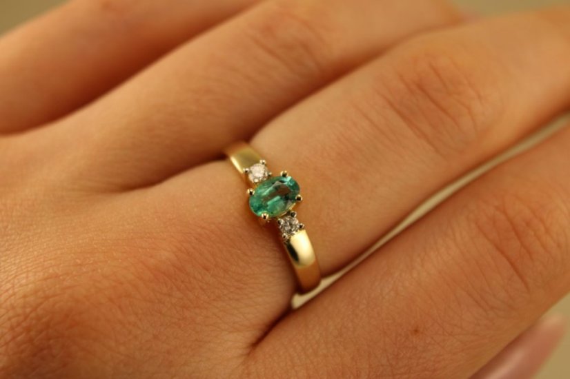 Zlatý prsteň so smaragdom 0,40 ct, diamanty 0,08ct H SI2, veľkosť 54 2,35g 14k 585/1000