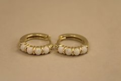 Náušnice- kruhy- biely opál- zacvakávacie- pozlátené striebro