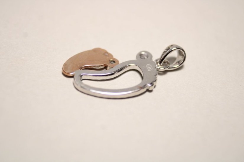 Kombinovaný strieborný prívesok roztomilé detské nožičky, číre zirkóny, rhódium, 1,33g, 925/1000 - Materiál: Kombinované striebro, Druh kameňa: ZIRKÓN, Farba kameňa: Číry, Váha (g): 1,33, Rýdzosť: STRIEBRO 925/1000