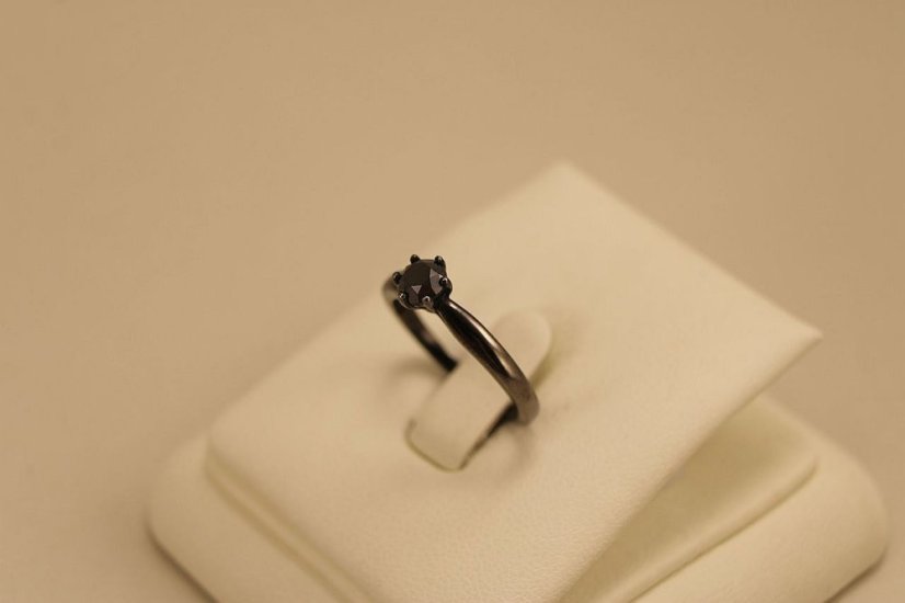 Zlatý prsteň s rutheniom a čiernym diamantom 0,65 ct - 14 karátov
