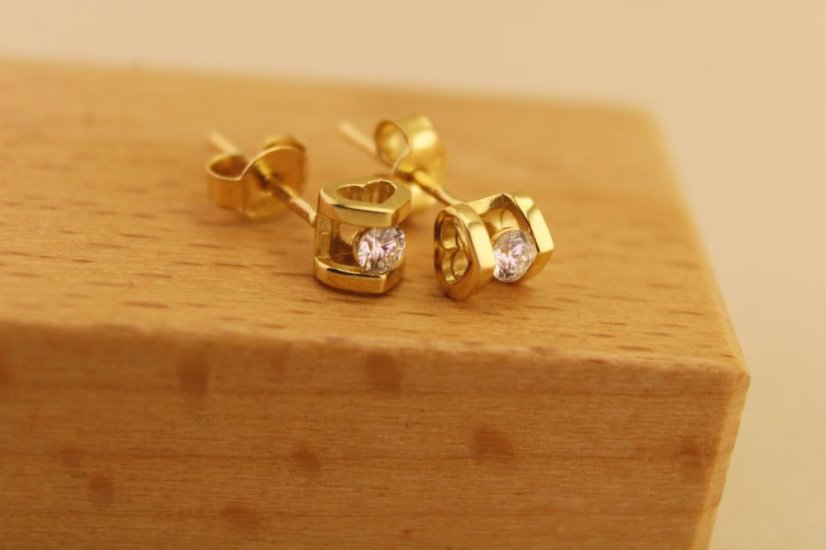 Náušnice- srdiečka-diamanty- žlté zlato- napichovačky- 14 karátov