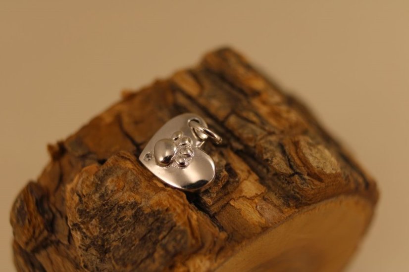 Prívesok- srdiečko- labka- rhódiované striebro