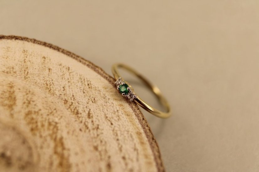 Prsteň- zelený kameň- íre zirkóny- žlté zlato- 14 karátov