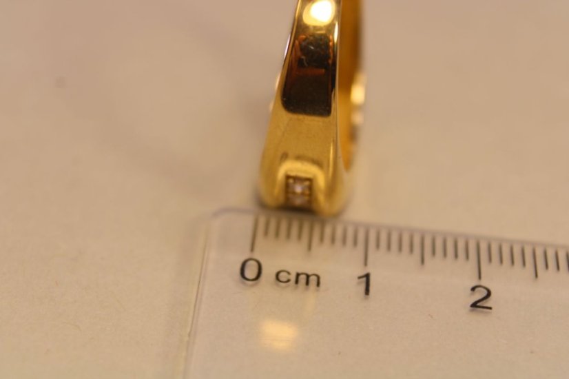 Zlatý prsteň žlté zlato, kameň ónyx, číre zirkóny, veĺkosť 63, 5,84 g, 14 karátov, 585/1000
