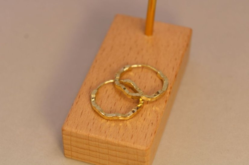 Zlaté vlnité náušnice kruhy vzorované, žlté zlato, zasúvacie zapínanie, 1,27 g, 14 karátov 585/1000