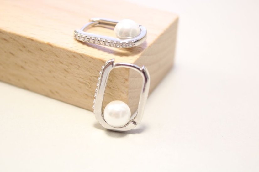 Strieborné oválne náušnice zirkónové s bielymi perlami, rhodium, kĺbové zapínanie, 2,50 g, 925/1000