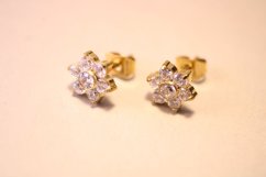 Náušnice- kvet- číre zirkóny- puzetky- pozlátená oceľ