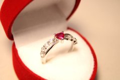 Strieborný rhódiovaný prsteň s červenoružovým zirkónom v tvare srdca, veľkosť 49, 1,56g, 925/1000