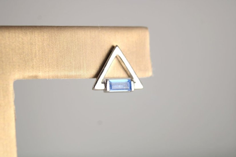 Strieborné trojuholníkové náušnice s modrým kameňom, rhodium, puzetové zapínanie, 1,72 g, 925/1000