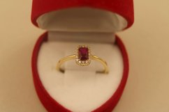 Prsteň- červený kameň- číre zirkóny- žlté zlato- 14 karátov