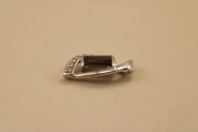 Prívesok - hnedo-šedý kremeň- číre zirkóny-rhodium-striebro