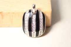 Prívesok-čierny smalt-číre zirkóny-rhodium-striebro