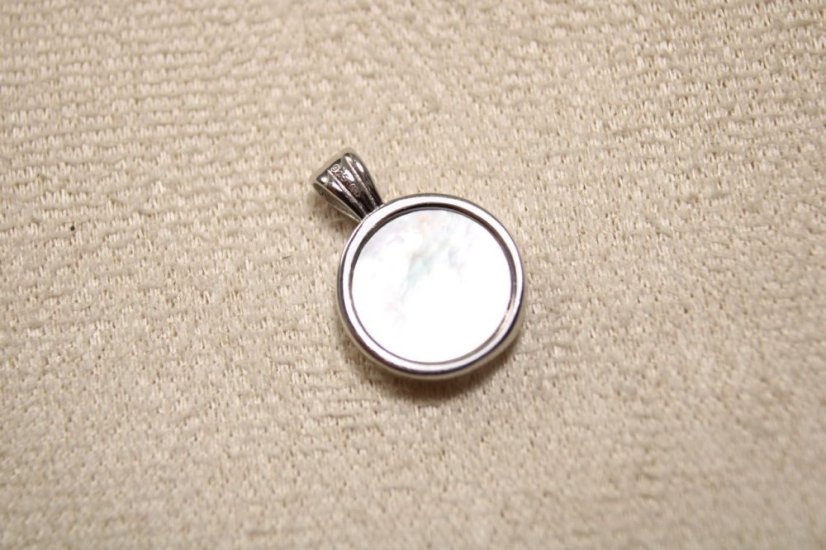 Strieborný prívesok s motívom ruže, perleť, rhodium, 1,17 g,  925/1000