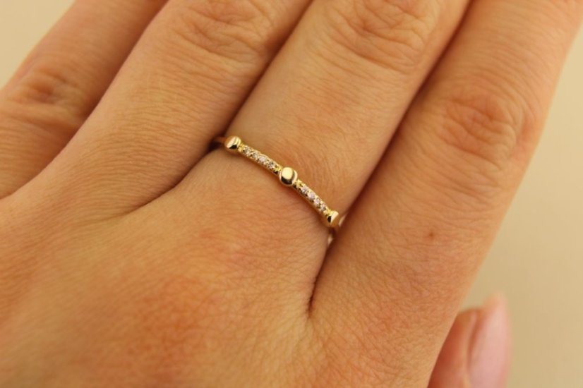 Prsteň- diamanty- 0,04 ct- H/Si2- žlté zlato- 14 karátov - Farba zlata: Žltá, Druh kameňa: DIAMANT (BRILIANT), Farba kameňa: Biely, Veľkosť prsteňa: 54, Váha (g): 1,04, Rýdzosť: 14 karátov 585/1000