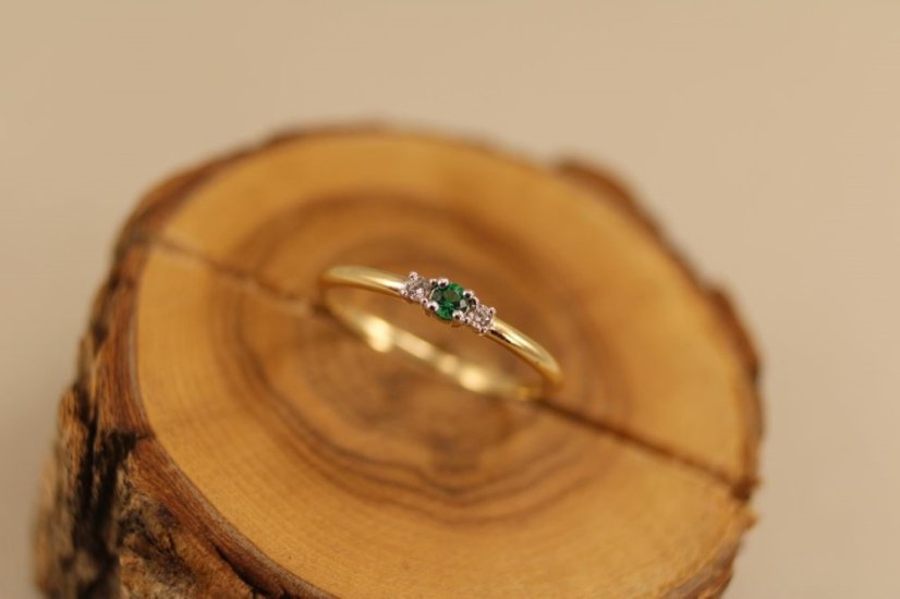 Prsteň- zelený kameň- íre zirkóny- žlté zlato- 14 karátov