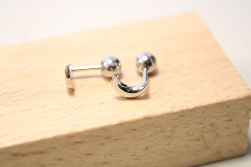 Minimalistické strieborné náušnice mesiačiky, šrúbky, rhódium, 1,13g, 925/1000