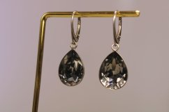 Strieborné visiace náušnice s čiernym swarovski crystals, rhodiované striebro, klasické zapínanie, 7,73g, 925/1000