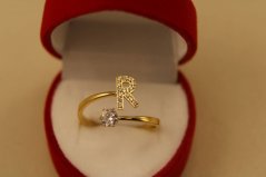 Prsteň- písmeno R- číre zirkóny- pozlátená oceľ- 316/L