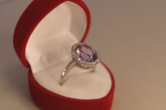 Dámsky prsteň s fialovým brúseným zirkónom z bieleho zlata, veľkosť 55, 3,47g, 14k 585/1000