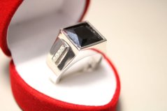 Strieborný výrazný prsteň s čiernym ónyxom a čírymi zirkónmi, rhódium, veľkosť 54, 8,28g, 925/1000