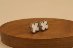 Náušnice - ďatelinka - syntetická biela perleť - puzetky - oceľ - 316/L