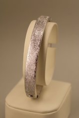 Pevný náramok - textúrovaný povrch - rhodiované striebro