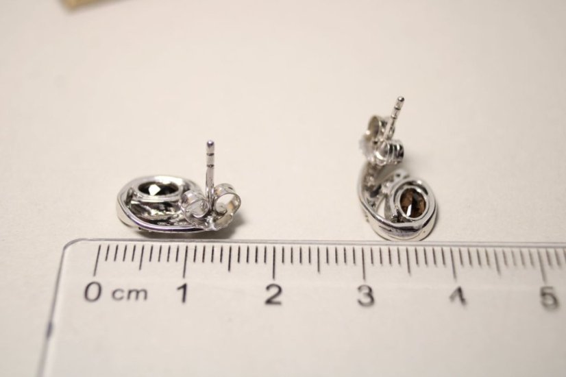 Strieborné náušnice s hnedo-šedým kremeňom a čírymi zirkónmi, rhodium, napichovačky, 2,38 g, 925/1000