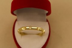 Prsteň- ruženec- číry zirkón- tvarovaná obruč- žlté zlato- 14 karátov