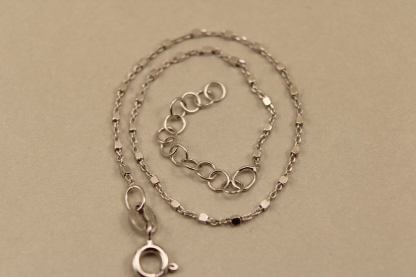 Strieborný náramok jemný vzor kociek na pílkovej retiazke, rhodium, 17-20,5cm, 1,22g 925/1000 - Materiál: Striebro, Dĺžka náramku (cm): 17 + 3,5, Váha (g): 1,22, Rýdzosť: STRIEBRO 925/1000