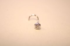 Strieborný zahnutý piercing do nosa, číry kamienok 2 mm, rhódium, 0,20g, 925/1000