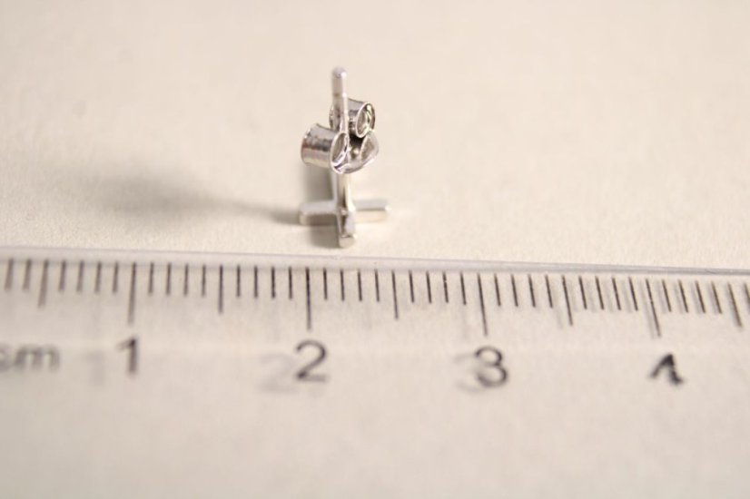 Strieborné puzetové náušnice z rhódiovaného striebra v tvare krížika, 0,57g, 925/1000