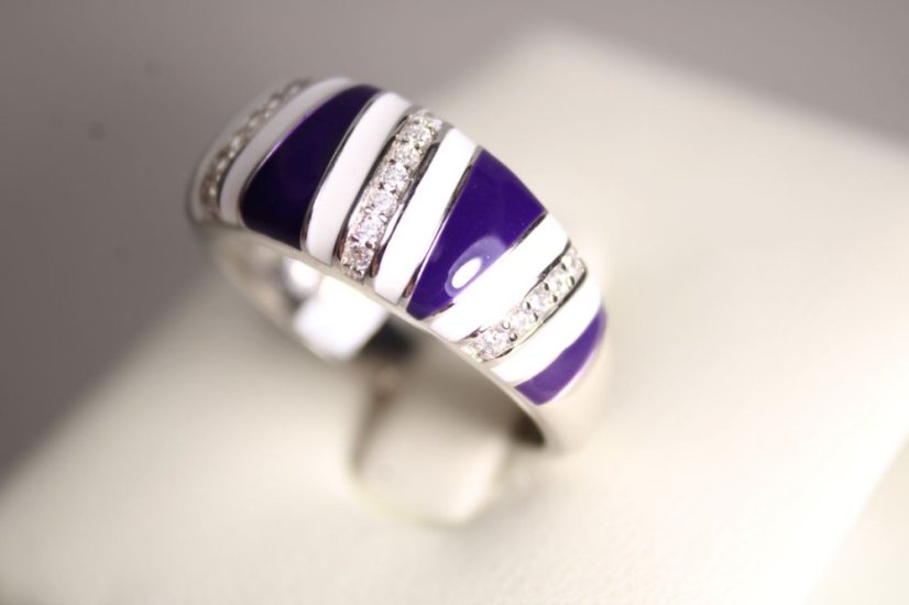 Prsteň-biely-fialovým smalt- číre zirkóny-rhodium-striebro
