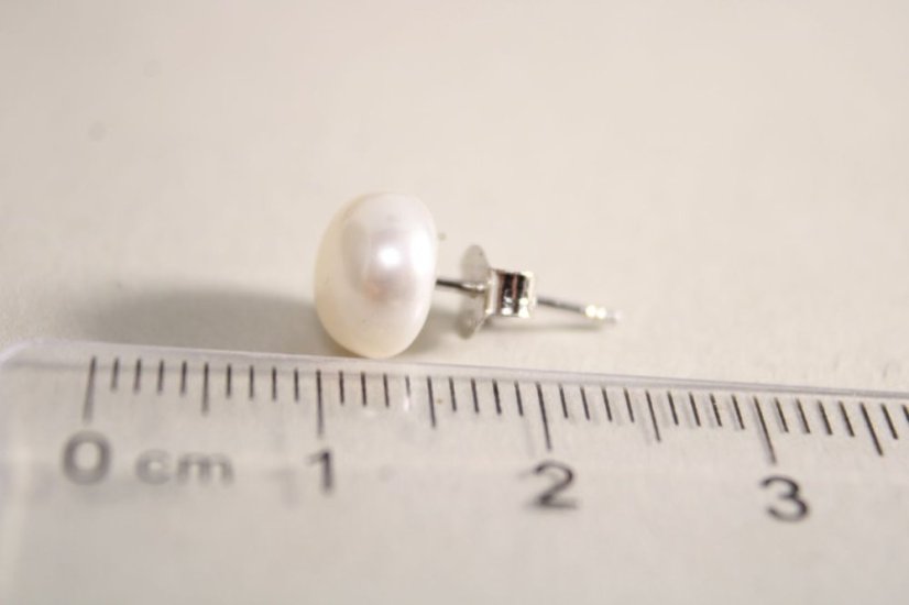 Strieborné rhódiované naušnice so sladkovodnými bielymi perlami, puzetové zapínanie, 1,22g, 925/1000