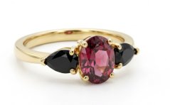 Prsteň s rodolitom a zafírmi - žlté zlato - 14K