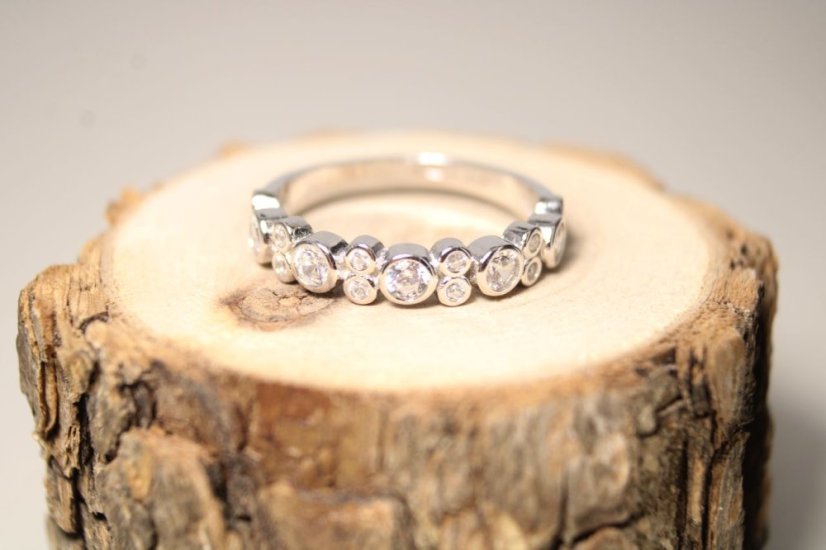 Strieborný prstienok s čírymi zirkónmi, rhodium, veľkosť 58, 3,19 g , 925/1000