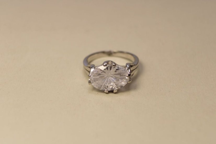 Strieborný prsteň s ovalným čírym swarovski crystals, rhodiované striebro, veľkosť 56, 5,39g, 925/1000