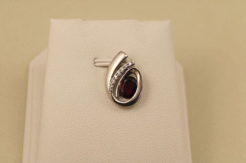Prívesok -červený granát- číre zirkóny-rhodium-striebro