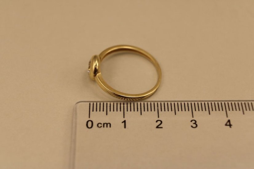 Prsteň-číry kameň- žlté zlato- 14 karátov