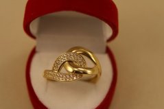 Prsteň- prepletené časti- číre zirkóny- žlté zlato- 14 karátov