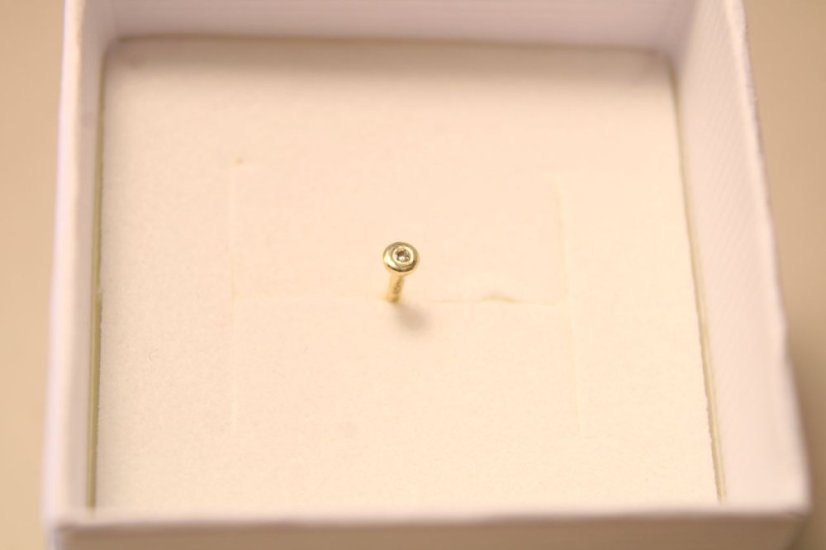 Zlatý piercing do nosa so žiarivym čírym briliantom 0,01 ct, žlté zlato, 0,17 g, 14 karátov 585/1000