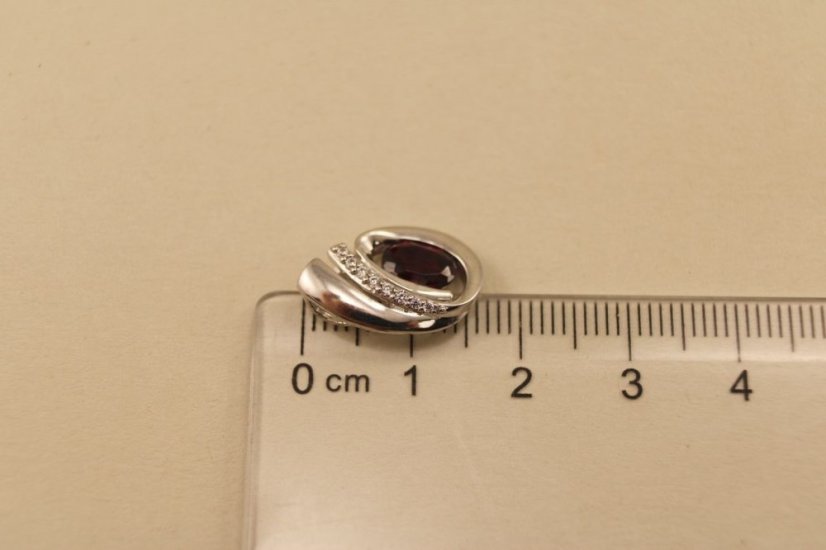 Prívesok -červený granát- číre zirkóny-rhodium-striebro