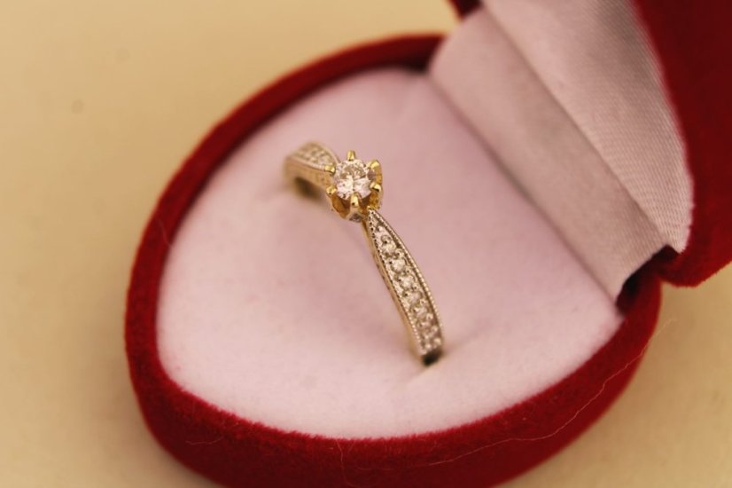 Prsteň- diamant- 0,15 ct- H/Si2- kombinované zlato- 14 karátov
