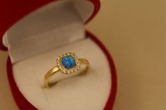 Prsteň- modrý opál- číre zirkóny- žlté zlato- 14K