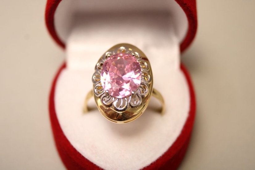 Prsteň-rúžový zirkón v krapničkách-viacfarebné zlato-14 karátov