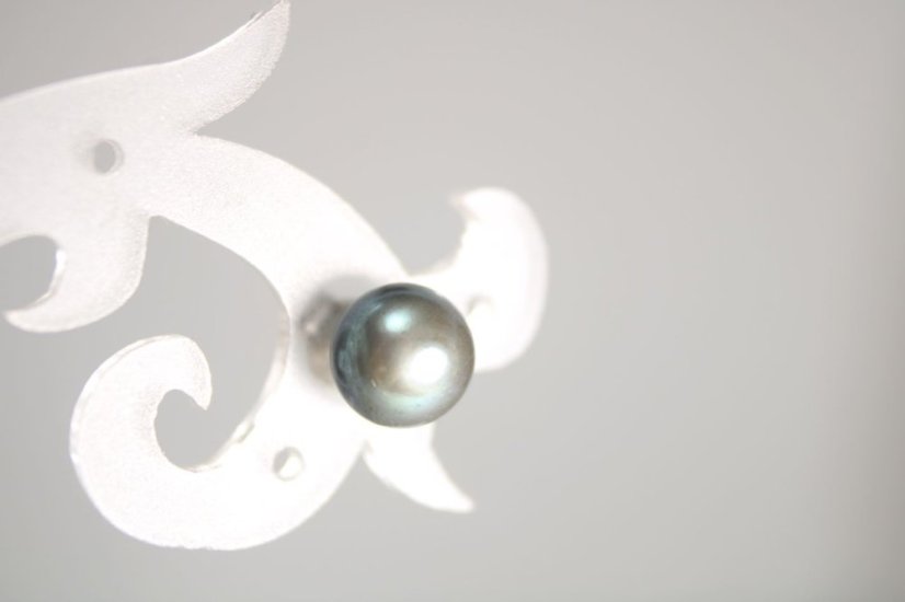 Strieborné náušnice so sivými perlami, rhodium, puzetky, 1,04 g, 925/1000