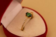 Zlatý prsteň - Oválny zirkón - Zelený a číre zirkóny - Žlté zlato - 14k