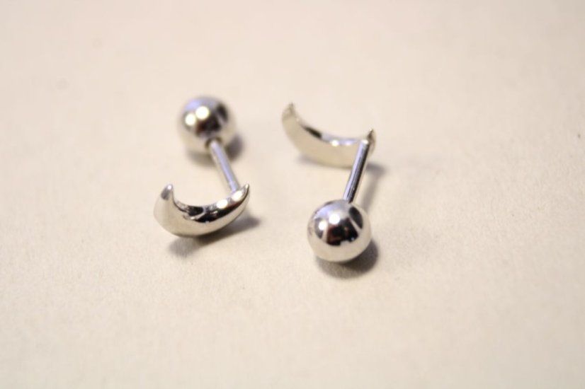 Minimalistické strieborné náušnice mesiačiky, šrúbky, rhódium, 1,13g, 925/1000