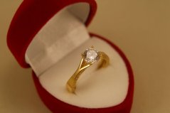 Zlatý zásnubný prsteň-číre zirkóny-žlté zlato-14 karátov