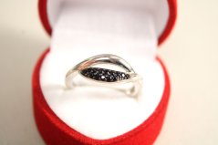 Prsteň-čierne zirkóny-rhodium-striebro