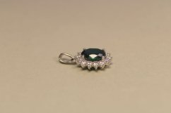 Zlatý prívesok s brúseným zeleným zirkónom, biele zlato, 1,66g, 14k 585/1000